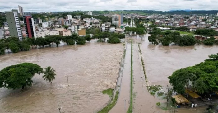 Trecho do rio Cachoeira que transbordou em Itabuna, uma das dezenas de cidades do sul da Bahia atingidas por fortes chuvas em dezembro (Foto: Retuers via BBC)