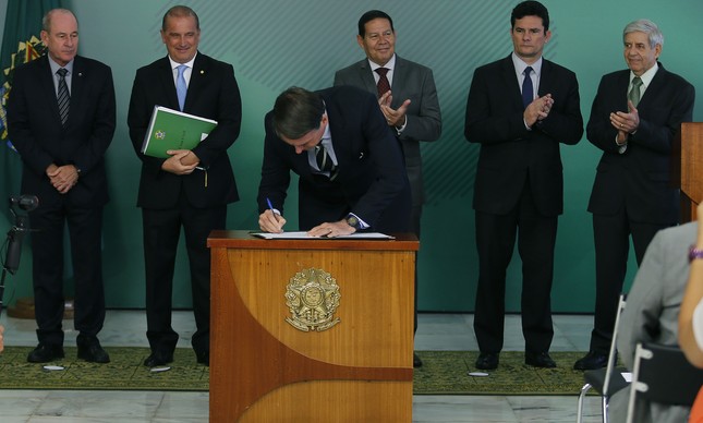Jair Bolsonaro assina o decreto da posse de armas