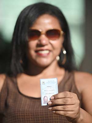 Marinalva Luiz mostra carteira funcional após passar em concurso (Foto: Alexandre Bastos/G1)