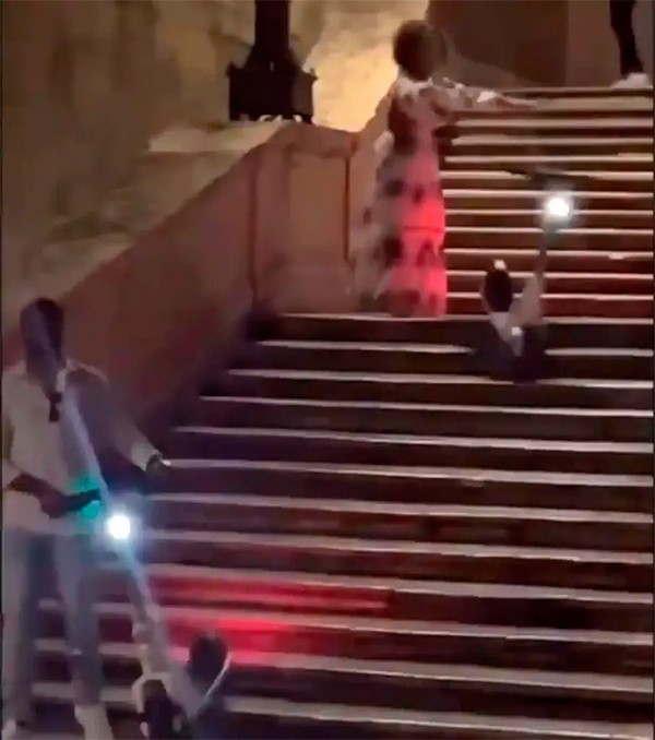 Casal causa danos em escadaria histórica de Roma (Foto: reprodução)