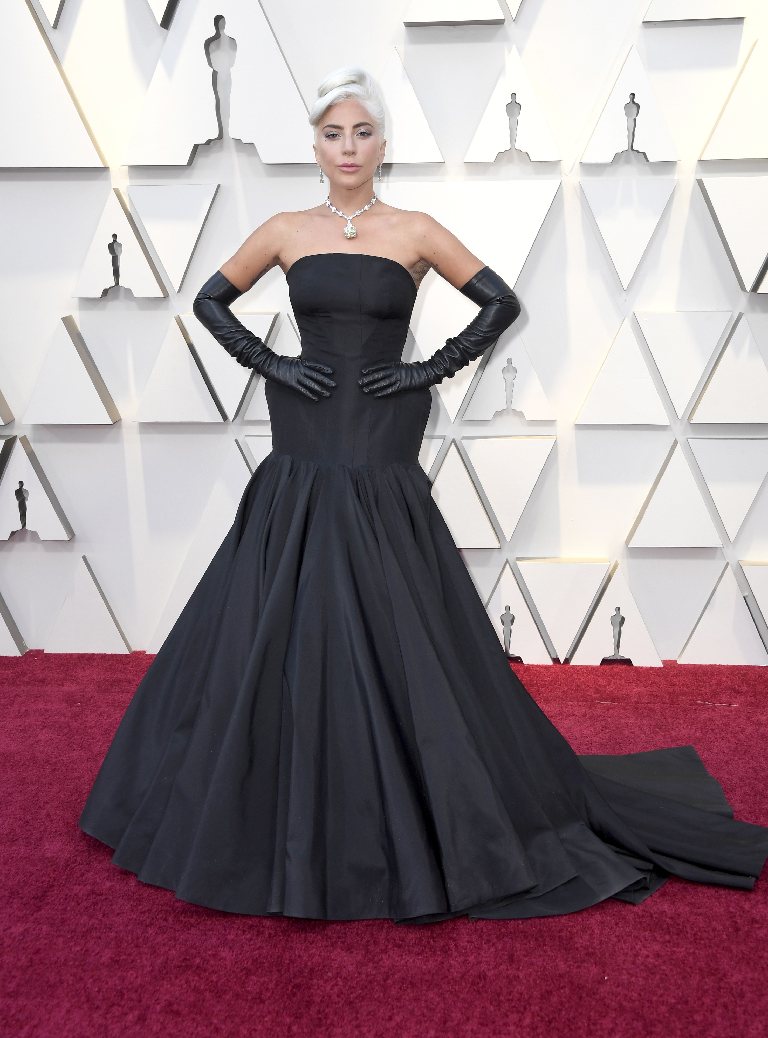 Lady Gaga chama atenção com vestido preto no Oscar GQ Musa