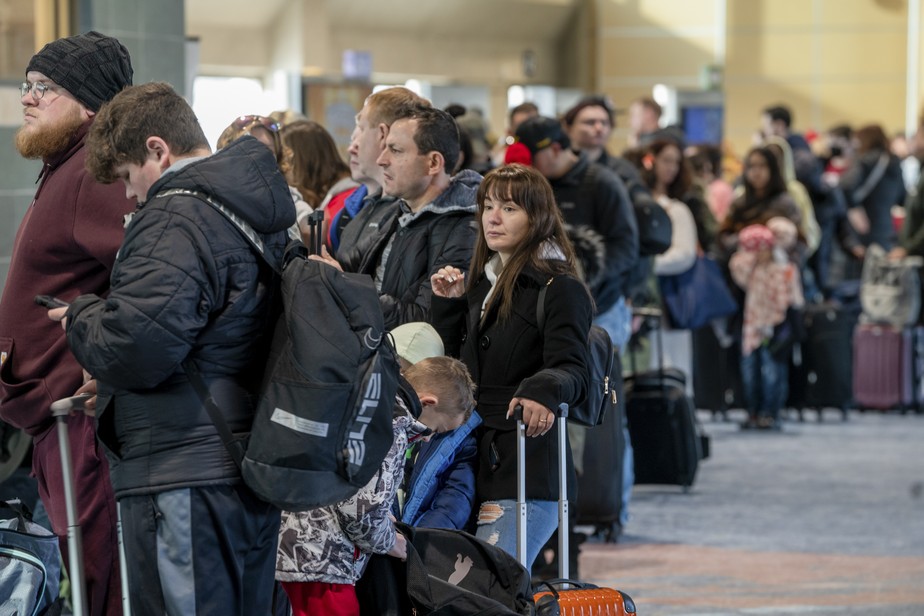 Passageiros aguardam para embarcar no aeroporto internacional de Kansas City durante uma nevasca