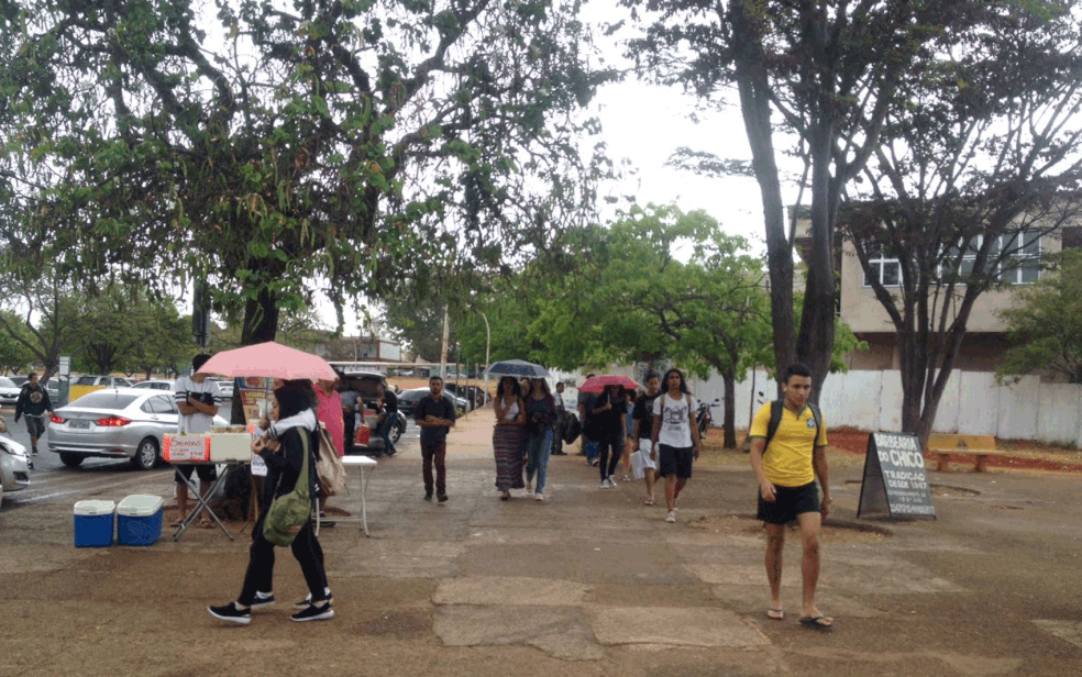 Estudantes da UnB tiraram os guarda-chuvas do armário após chuva passageira (Foto: Bianca Marinho/G1)