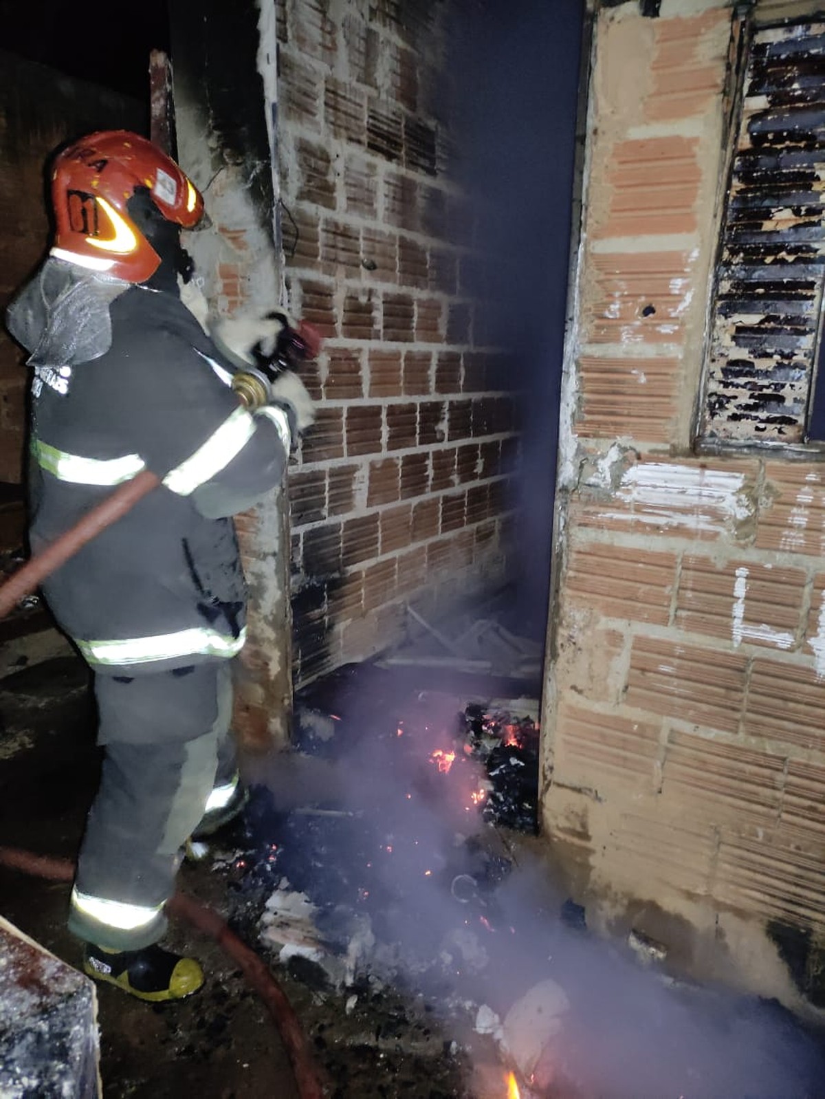 Vela acesa pode ter provocado incêndio em barracão no Bairro Monte Carmelo, em Montes Claros