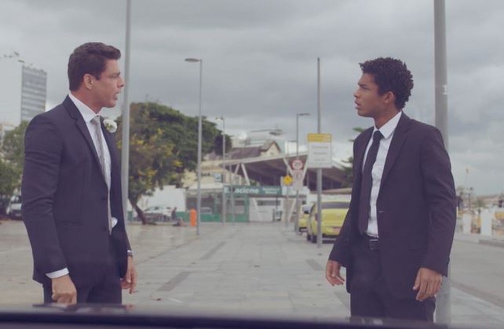 Christian (Cauã Reymond) e Ravi (Juan Paiva)  rompem a amizade em 'Um Lugar ao Sol' — Foto: Globo