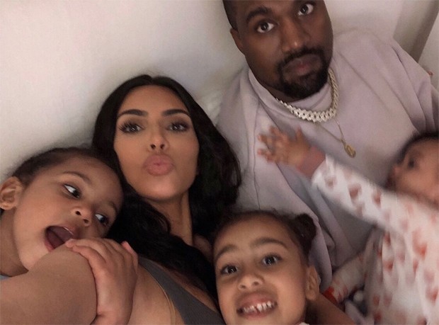 Kim Kardashian, Kanye West e os três filhos, North, Saint e Chicago (Foto: Reprodução / Instagram)