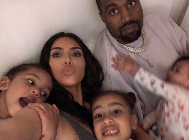 Kim Kardashian E Kanye West Revelam O Nome E Foto Do 4º Filho Quem Quem News 