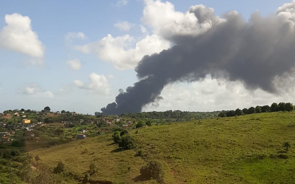 Fumaça de incêndio em fábrica de plástico no Cabo de Santo Agostinho pode ser visto a mais de cinco quilômetros de distância — Foto: Wellington Júlio Ribeiro/Cortesia