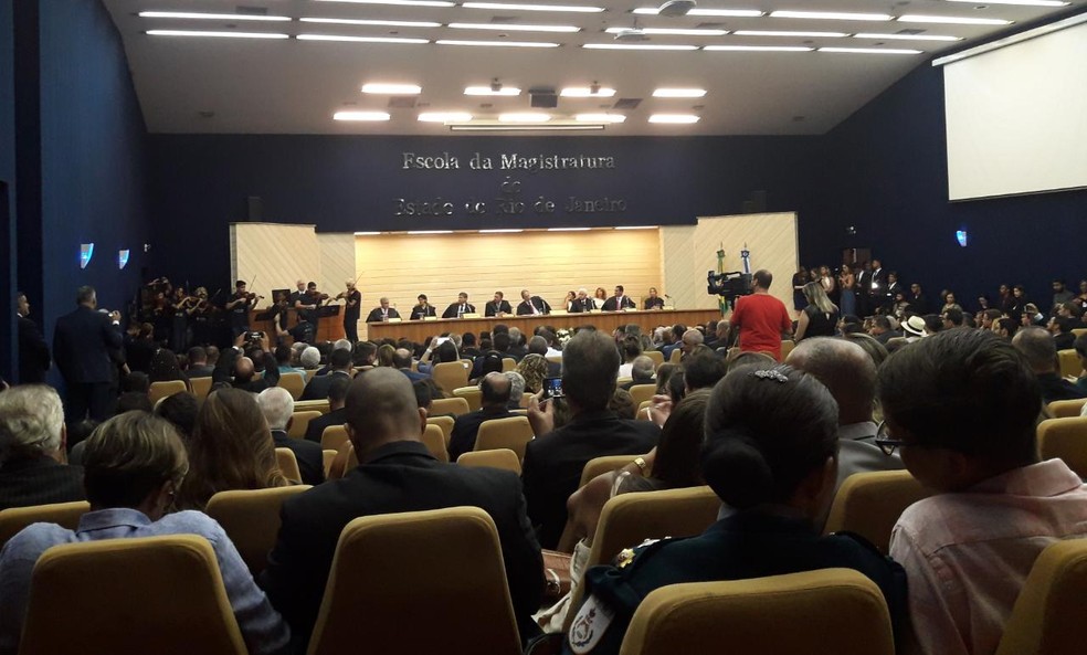 CerimÃ´nia de diplomaÃ§Ã£o dos eleitos acontece na Escola da Magistratura do Estado do Rio de Janeiro (Emerj) na manhÃ£ desta terÃ§a (18). â€” Foto: Gabriel Barreira/ G1