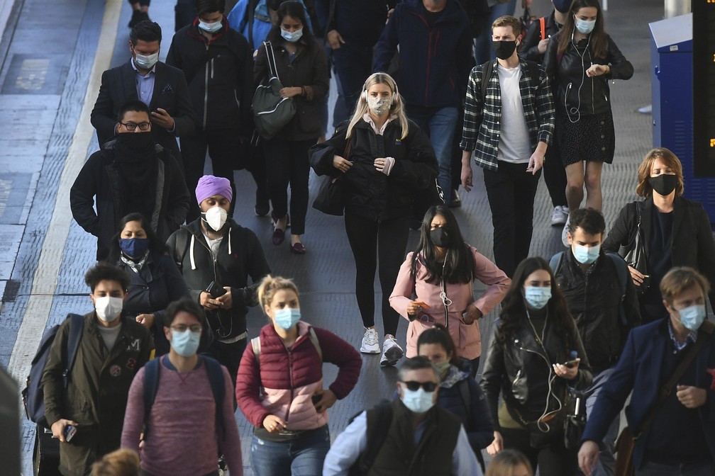 Pessoas de máscara na estação Waterloo do metrô Londres na quinta-feira, 24 de setembro de 2020 — Foto: Victoria Jones/PA via AP
