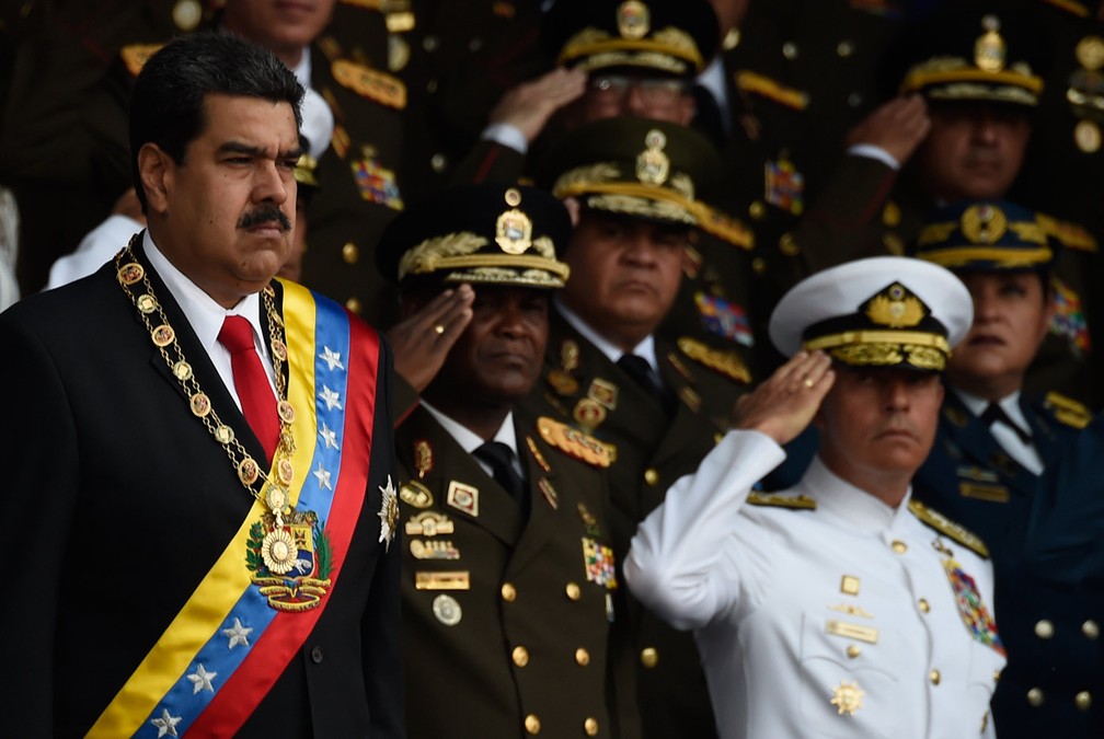 O suposto atentado contra Maduro ocorreu durante um ato militar — Foto: Juan Barreto/AFP
