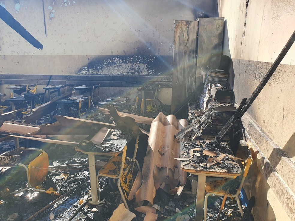 Sala de aula foi destruída pelas chamas — Foto: Carlos da Cruz/RPC