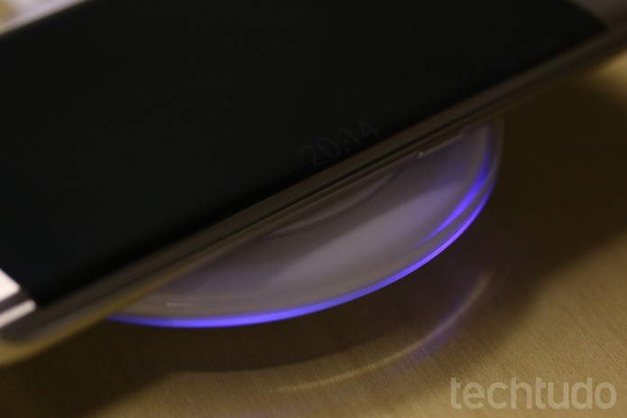 O Samsung Wireless Charger Pad tem design sofisticado e moderno (Foto: Lucas Mendes/TechTudo)