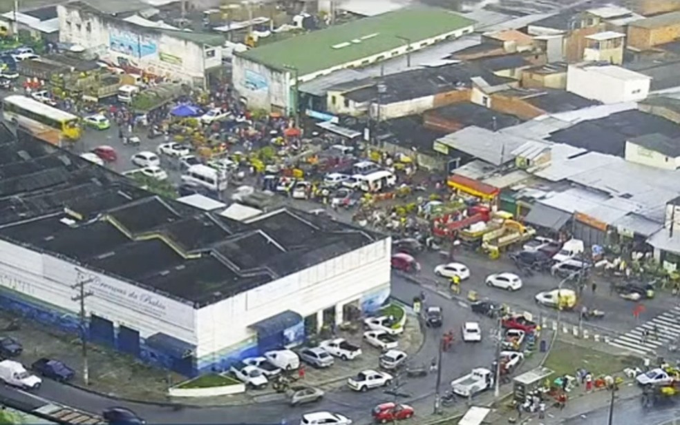 Feira popular de Salvador tem movimento intenso na véspera de São João. — Foto: Sérgio Pinheiro / TV Bahia