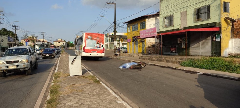 Motociclista morre após bater em carro, cair na pista e ser atropelado por ônibus na MA-201 — Foto: Olavo Sampaio/ TV Mirante
