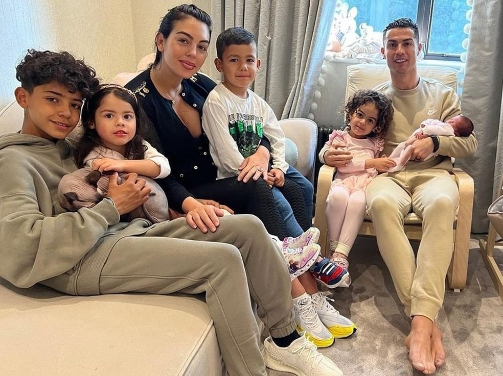 Cristiano Ronaldo com os filhos e sua mulher — Foto: Reprodução do Instagram