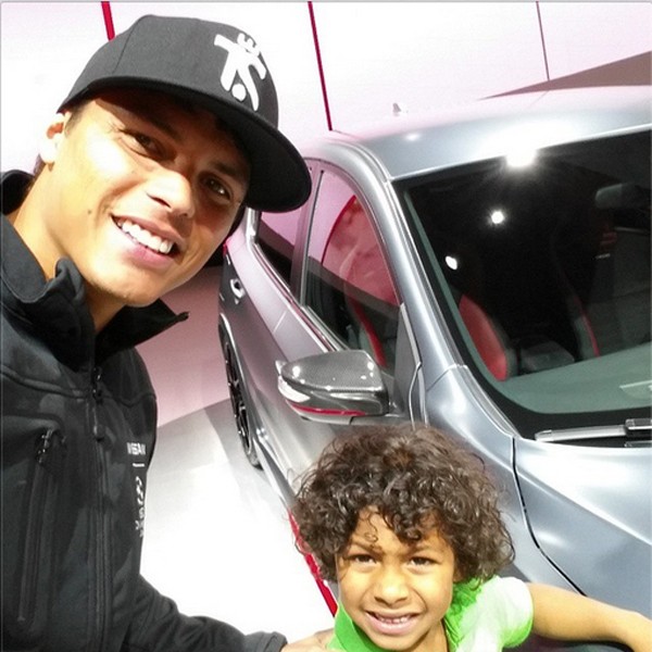 Thiago Silva passei com filho em salão do automóvel (Foto: Reprodução / Instagram)