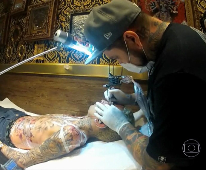 MC Guimê tatuou a pálpebra (Foto: TV Globo)