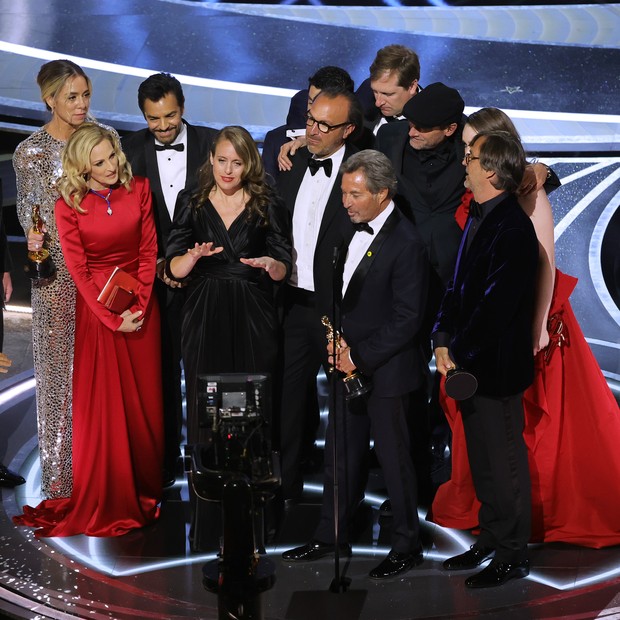 HOLLYWOOD, CALIFORNIA - MARCH 27: (L-R) Emilia Jones, Daniel Durant, Sian Heder, Marlee Matlin, Eugenio Derbez, Fabrice Gianfermi, Patrick Wachsberger, Justin Maurer, Troy Kotsur, Amy Forsyth, and Philippe Rousselet accept the Best Picture award for ‘CODA (Foto: Getty Images)