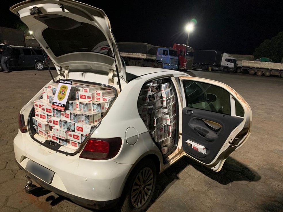 Maços de cigarros sem comprovação de origem foram apreendidos — Foto: Polícia Civil 