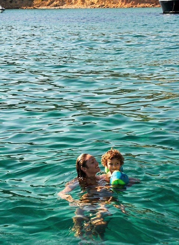 Candice Swanepoel e filho (Foto: Reprodução / Instagram)