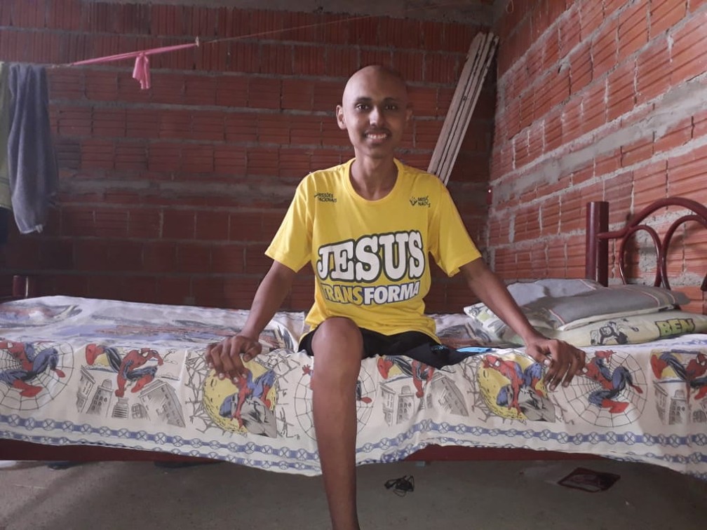 Estudante potiguar Ezequiel Mateus teve uma perna amputada durante tratamento de câncer no mesmo mês em que fez as provas do Enem — Foto: Arquivo Pessoal