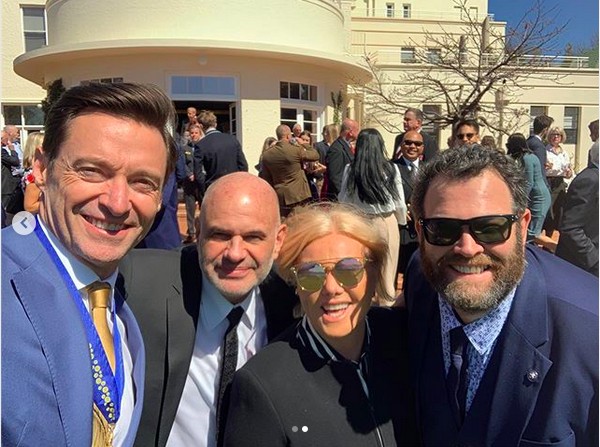O ator Hugh Jackman com a esposa e amigos na cerimônia de entrega da medalha oferecida a ele pelo governo australiano (Foto: Instagram)