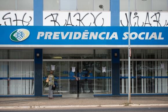 Representantes dos servidores do INSS esperam uma paralisação dos postos em todo o país (Foto: Marcelo Camargo/Agência Brasil)