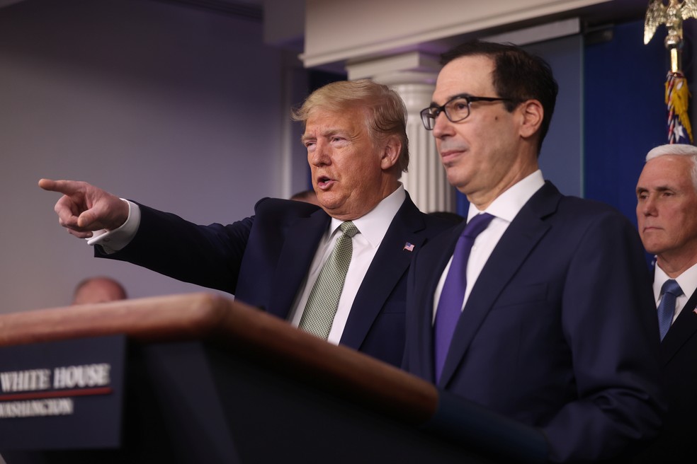 Donald Trump e seu secretário do Tesouro, Steven Mnuchin , durante entrevista coletiva no dia 17 de março de 2020 — Foto: Reuters/Jonathan Ernst