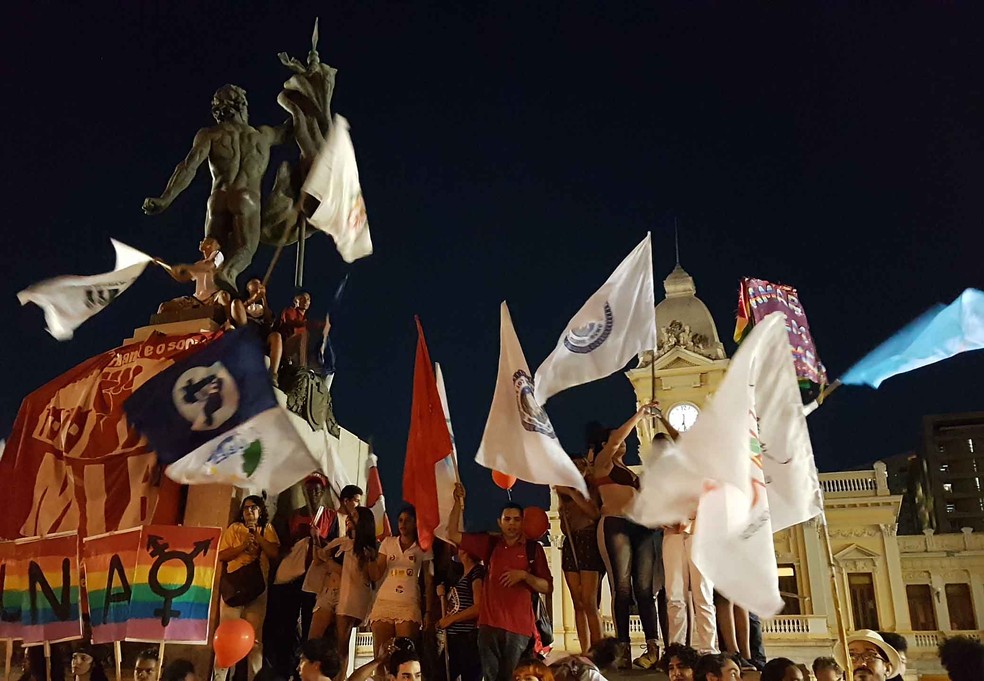 Manifestantes protestam na Praça da Estação, no centro de Belo Horizonte. (Foto: Humberto Trajano/G1)