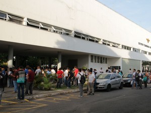 Alunos aguardam início da prova no primeiro dia do Vestibular ITA (Foto: Carlos Santos/G1)