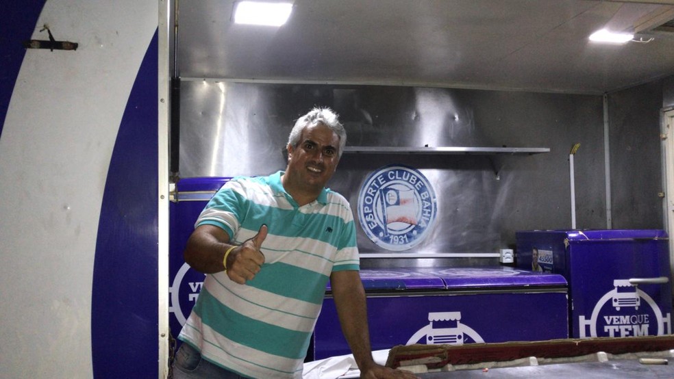 Alexandre tem dois food trucks e trabalha nos arredores do estádio — Foto: Arquivo Pessoal