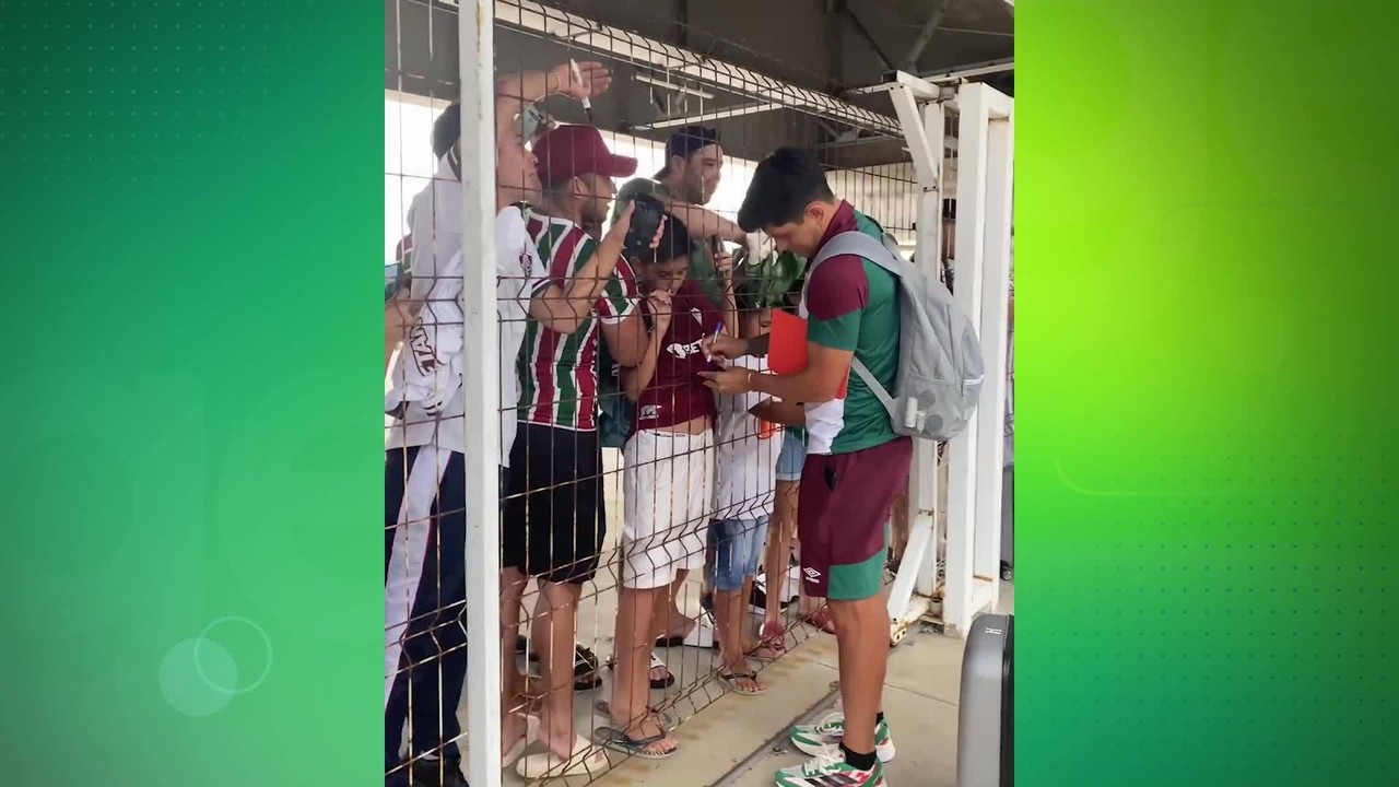Torcedores recepcionam o Fluminense em Fortaleza e tietam jogadores na chegada