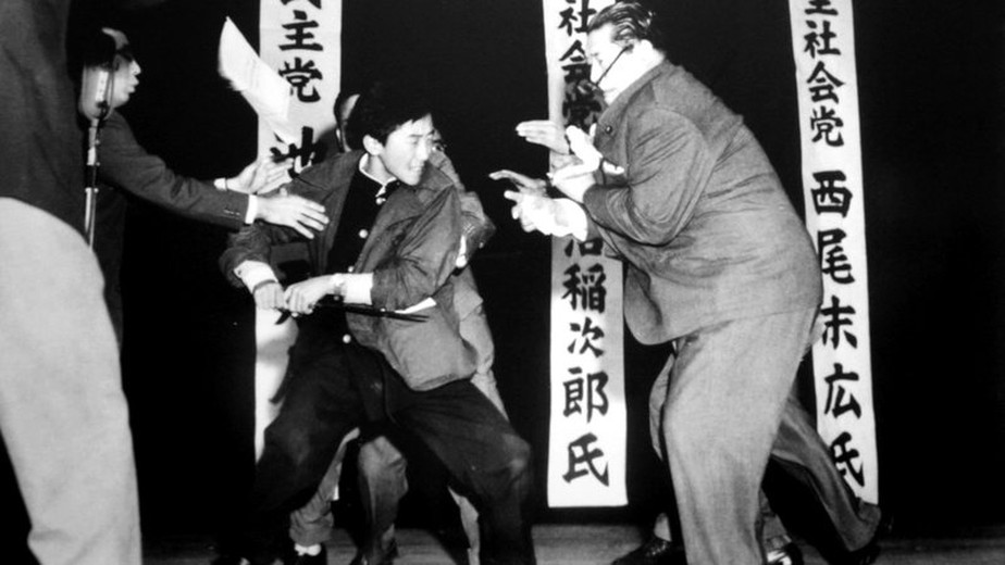 Inejiro Asanuma, morto em 12 de outubro de 1960 em Tóquio, Japão
