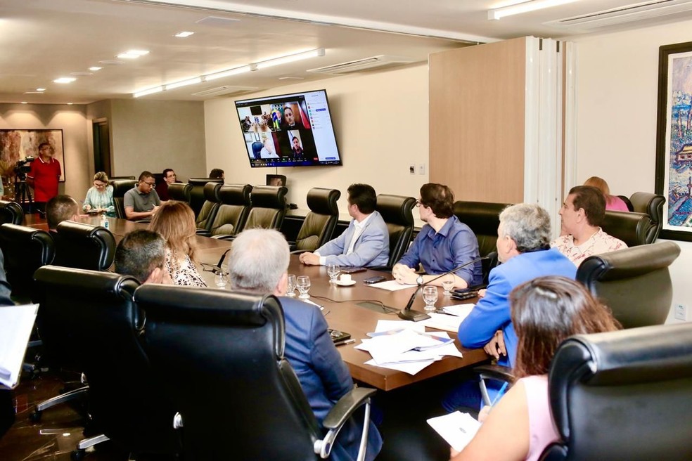 Sessão com os membros da CCJ, na Alepa. — Foto: Divulgação