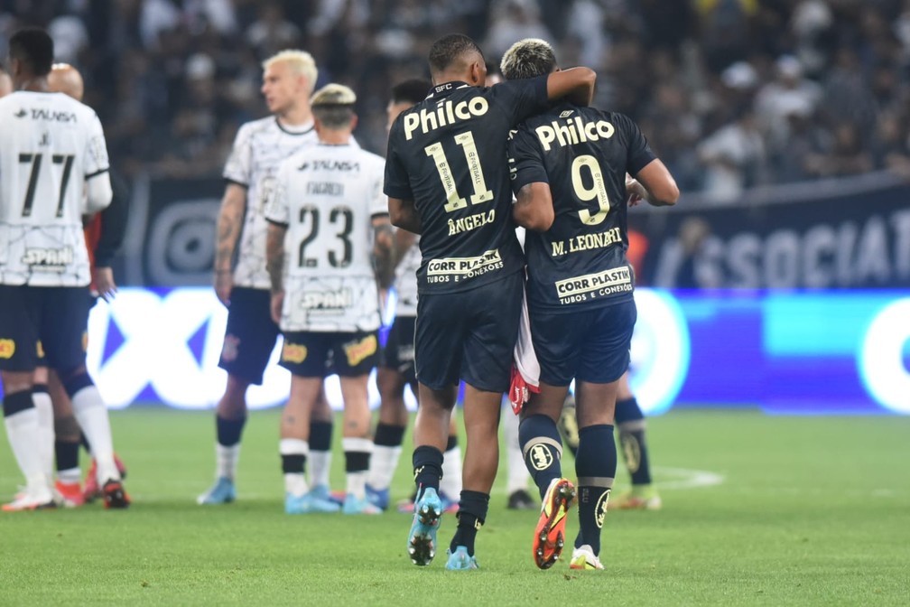Ângelo e Marcos Leonardo comemoram vitória contra o Corinthians — Foto: Ivan Storti / Santos FC