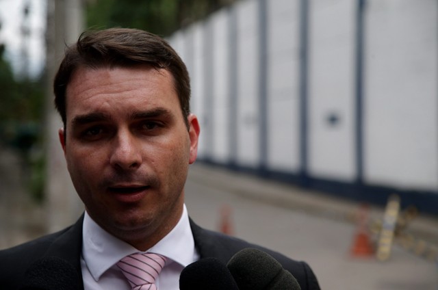 Flávio Bolsonaro empregou em seu gabinete família de PM monitorado pelo Coaf