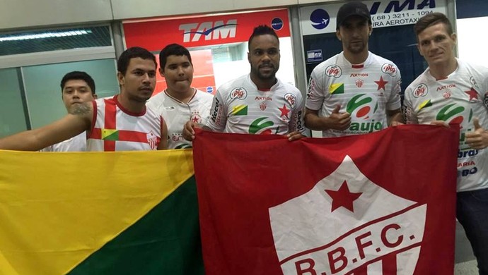 Alexandre Matão, Robinho e Marzagão posam para foto com torcedores do Rio Branco (Foto: Divulgação/Rio Branco FC)