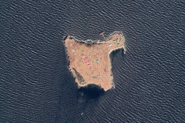 Imagem aérea da Ilha das Serpentes (Foto: Google Maps)