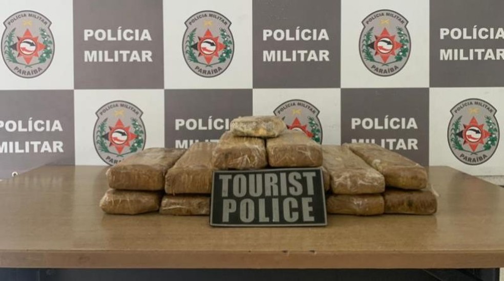 Locadora de veículos encontra 14 tabletes de maconha dentro de lanterna de carro, em João Pessoa — Foto: BEPTur/Divulgação