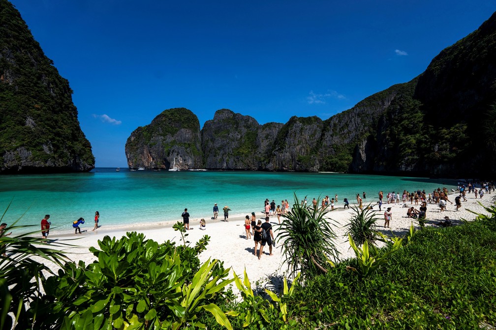 Praia mais famosa da Tailândia, Maya Bay foi reaberta ao público em janeiro de 2022, com restrição de visitação — Foto: Athit Perawongmetha/Reuters
