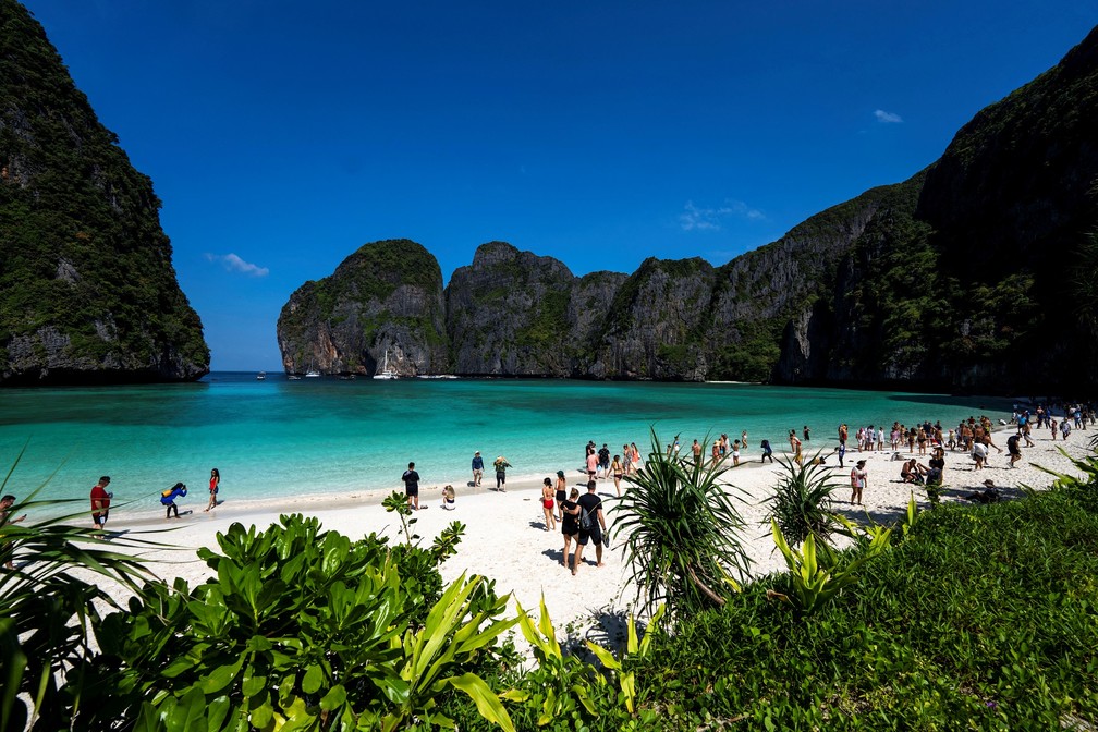Praia mais famosa da Tail&acirc;ndia, Maya Bay foi reaberta ao p&uacute;blico em janeiro de 2022, com restri&ccedil;&atilde;o de visita&ccedil;&atilde;o &mdash; Foto: Athit Perawongmetha/Reuters