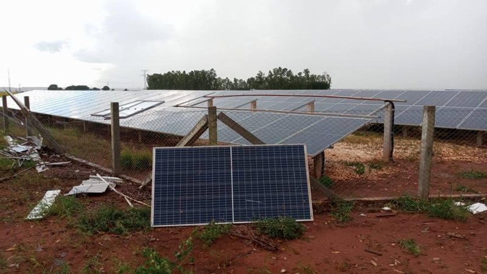 Painéis solares foram arrancados durante temporal em propriedade rural de Nova Mutum (MT) — Foto: Divulgação