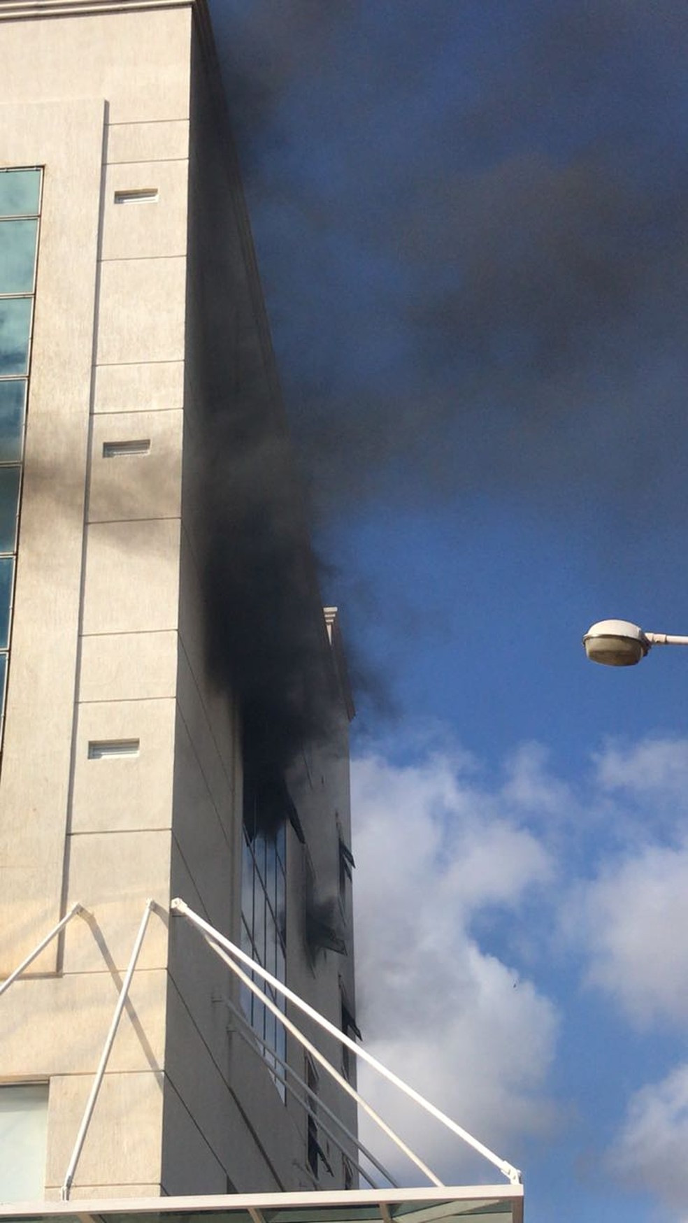 Duas mulheres que estavam na sala foram resgatadas pelo Corpo de Bombeiros. (Foto: DivulgaÃ§Ã£o)