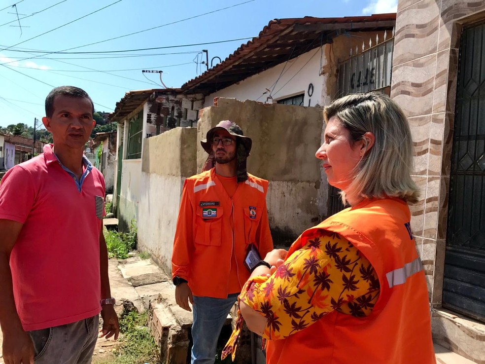 Técnicos da Defesa Civil de Maceió fazendo trabalho de campo no bairro do Bom Parto — Foto: Flávia Duarte/ Ascom Defesa Civil