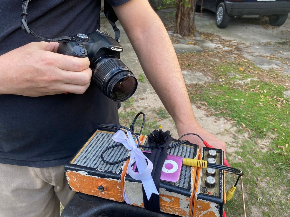 Artista Fernando Peres não tem celular e sempre anda com caixa de som amplificada para ouvir música e com câmera fotográfica — Foto: Pedro Alves/g1