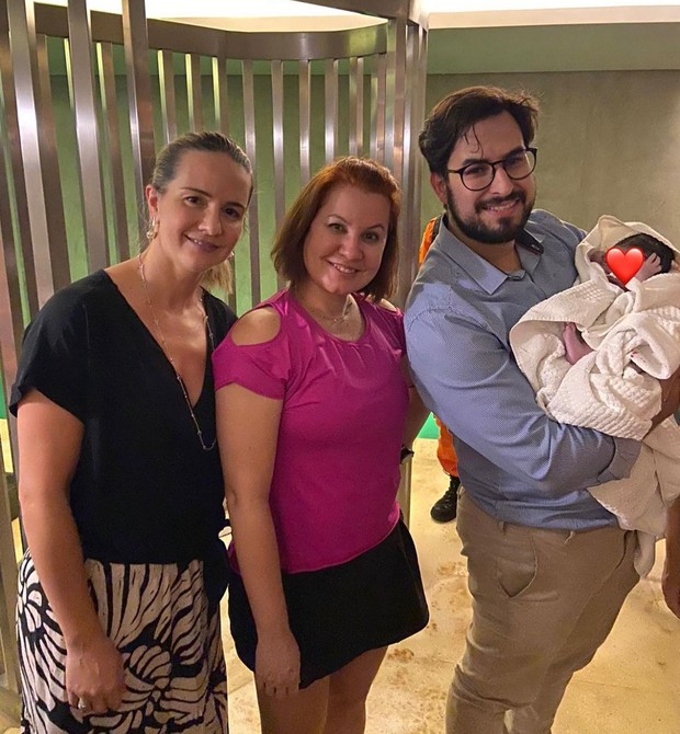 As ginecologistas Bianca Muradas (à esq.) e Daniele Cidade (à dir.) participaram da assistência ao parto dentro da academia (Foto: Reprodução/Instagram)