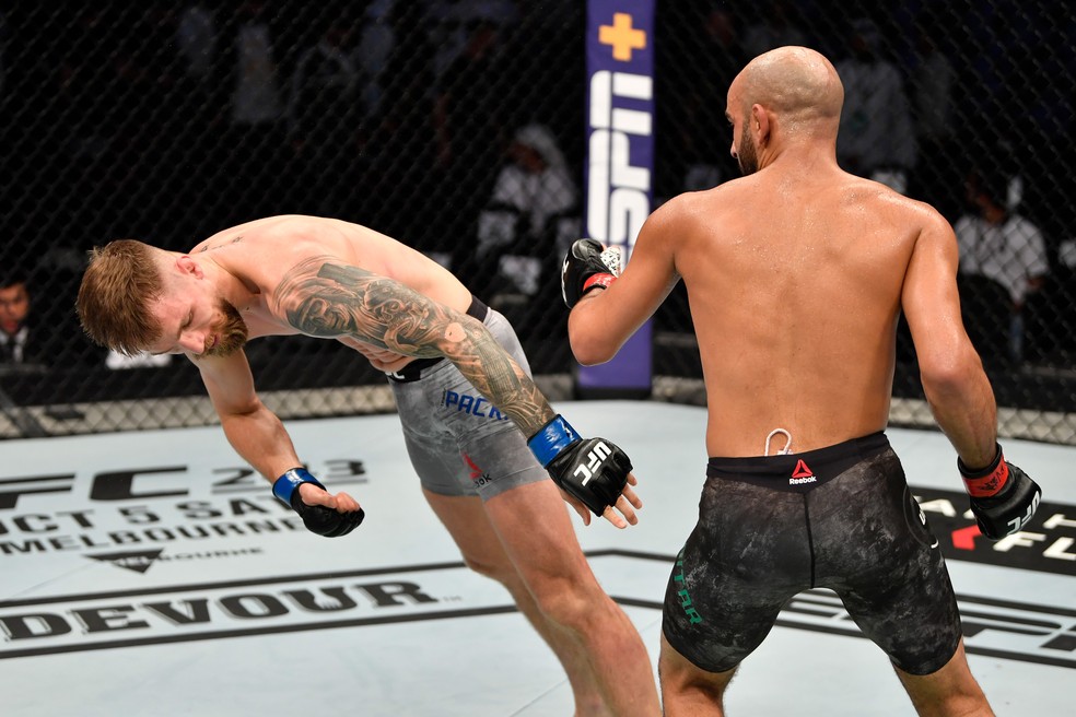 Ottman Azaitar vÃª Teemu Packalen cair, jÃ¡ inconsciente, apÃ³s seu golpe no UFC 242 â?? Foto: Getty Images