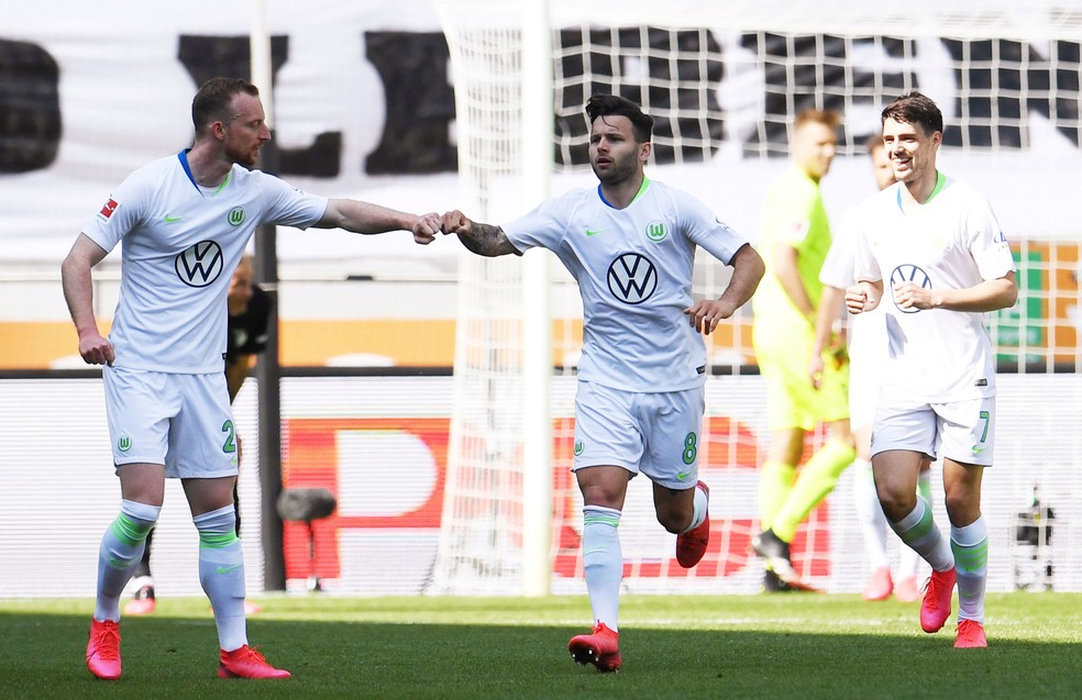 Renato Steffen, do Wolfsburg, comemora o 1&ordm; gol enquanto o jogo acontece sem torcida por causa da pandemia do novo coronav&iacute;rus  &mdash; Foto: Tobias Hase / Reuters