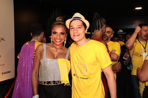 A atriz, modelo e dançarina Quitéria Chagas posa com o editor-chefe da Quem, Danilo Saraiva, no Camarote Quem